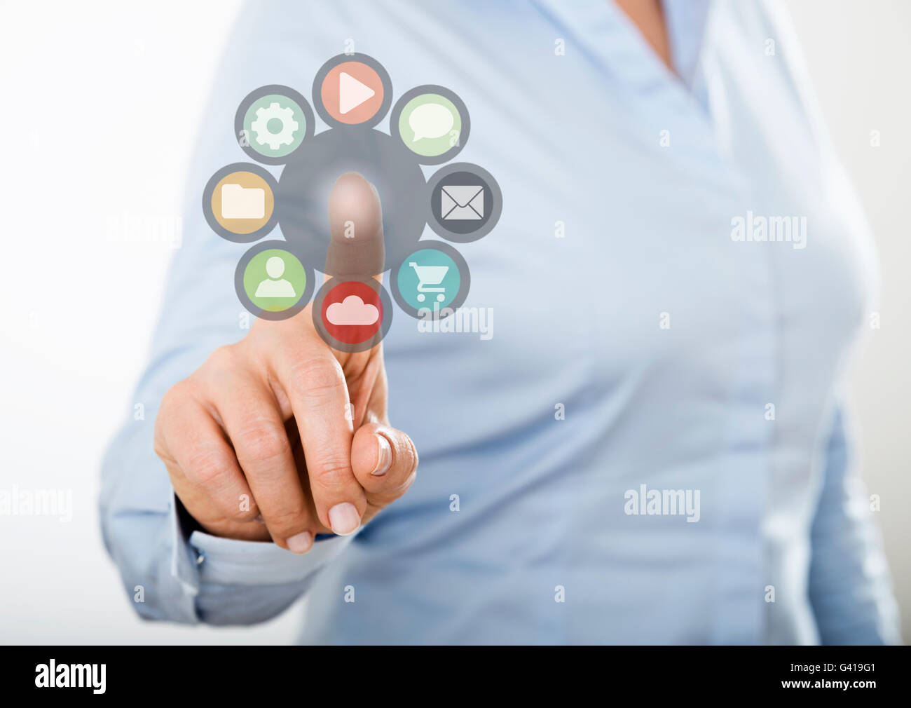 Imprenditrice premendo internet web icone sullo schermo tattile digitale di un tablet PC o uno smart phone mobile Foto Stock