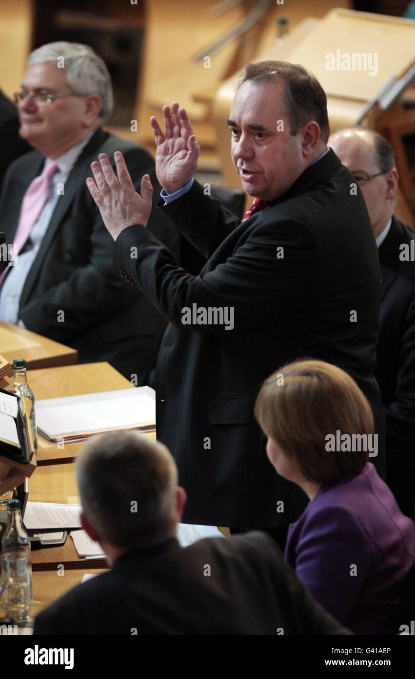 Il primo ministro Alex Salmond interviene durante le interrogazioni del primo ministro al Parlamento scozzese di Edimburgo. Foto Stock