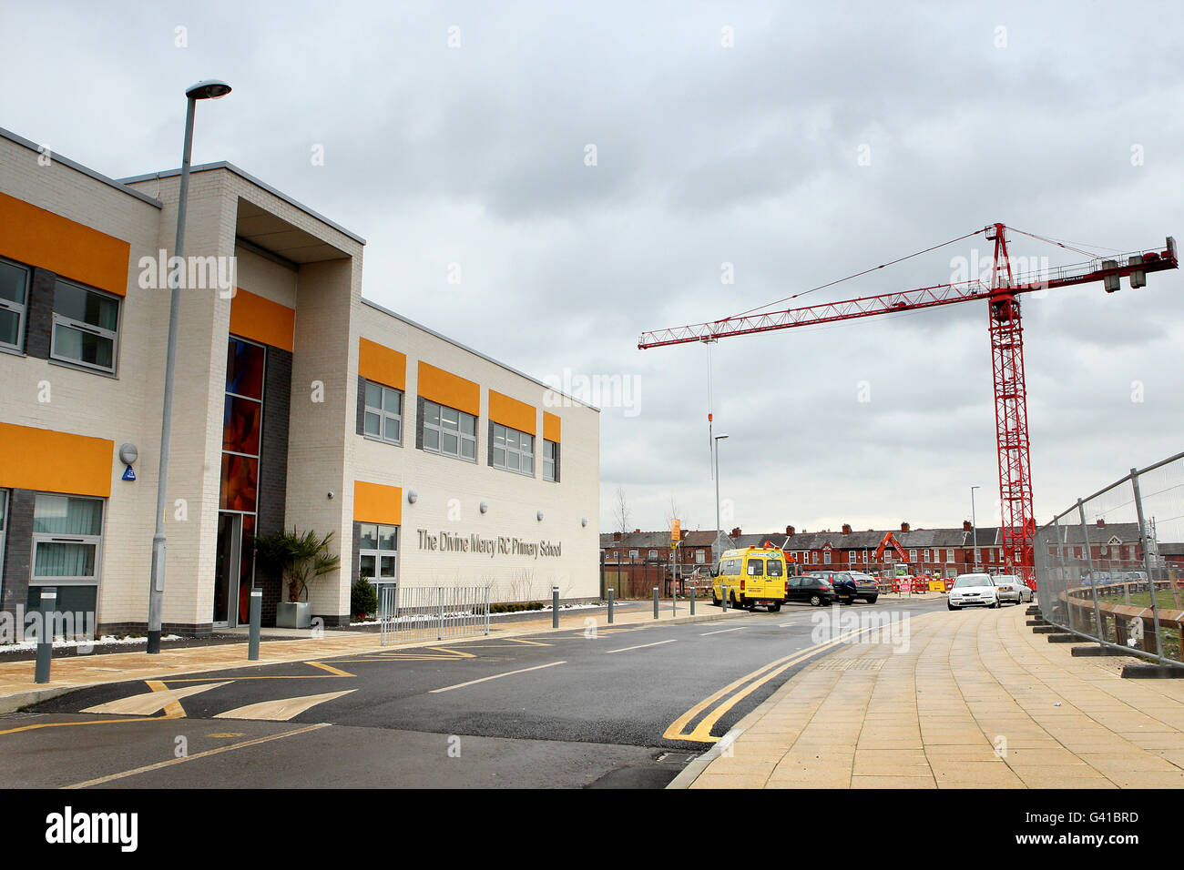 Una vista generale del sito della ex casa del Manchester City Football Club, Maine Road. Utilizzato dal club dal 1923 fino al 2003, quando il club si è trasferito all'attuale City of Manchester Stadium. Il sito fa parte di un programma di riqualificazione nella zona di Moss Side, che comprende edifici residenziali e una scuola Foto Stock