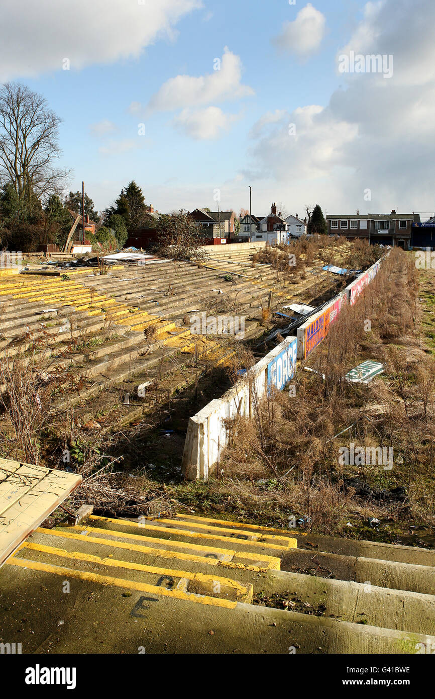 Una vista generale del sito della ex casa del Colchester United Football Club, Layer Road. Utilizzato dal club dal 1910 al 2008, quando il club si è trasferito all'attuale Weston Homes Community Stadium. Il terreno non è stato sviluppato e si trova in posizione di crescita eccessiva Foto Stock