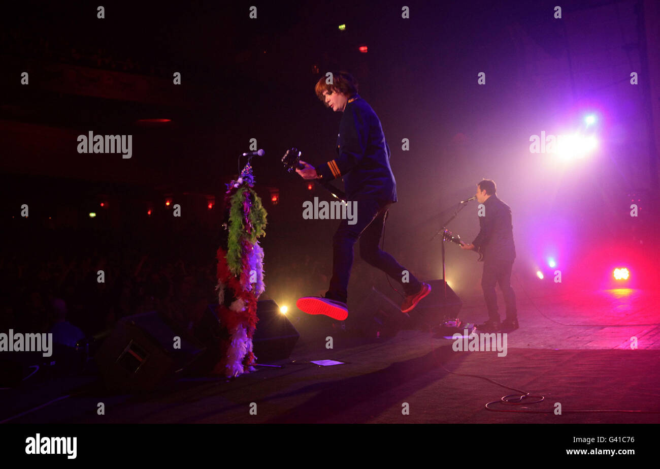 James Dean Bradfield (a destra) e Nicky Wire dei Manic Street Preachers che si esibiscono presso la O2 Brixton Academy nel sud di Londra. Foto Stock