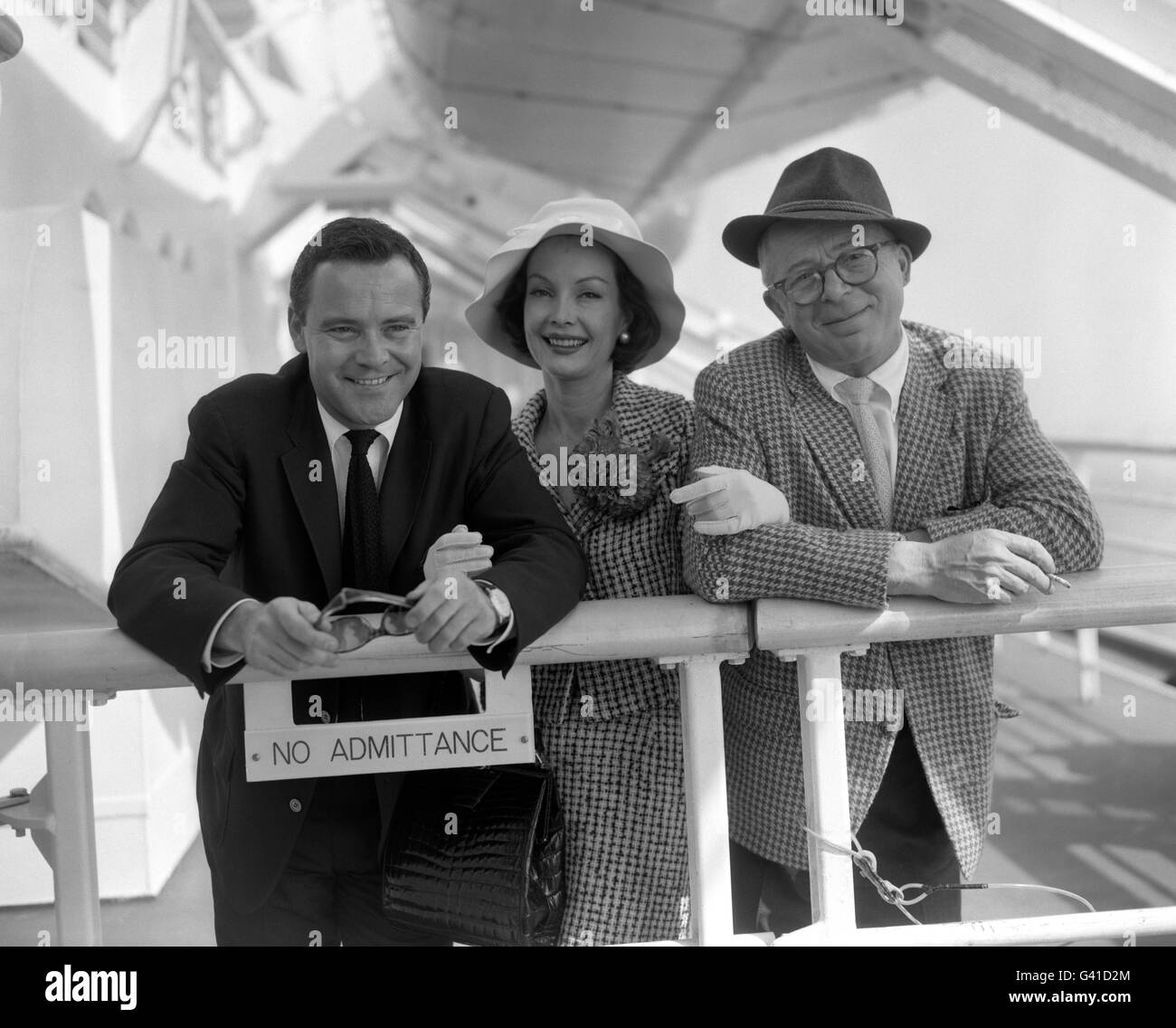 L'attore americano Jack Lemmon e il regista americano Billy Wilder, con sua moglie Audrey Young, a bordo della nave americana SS Stati Uniti, arrivano a Southampton. Sono qui per promuovere l'ultimo film di Wilder 'Some Like IT Hot', in Gran Bretagna. Foto Stock