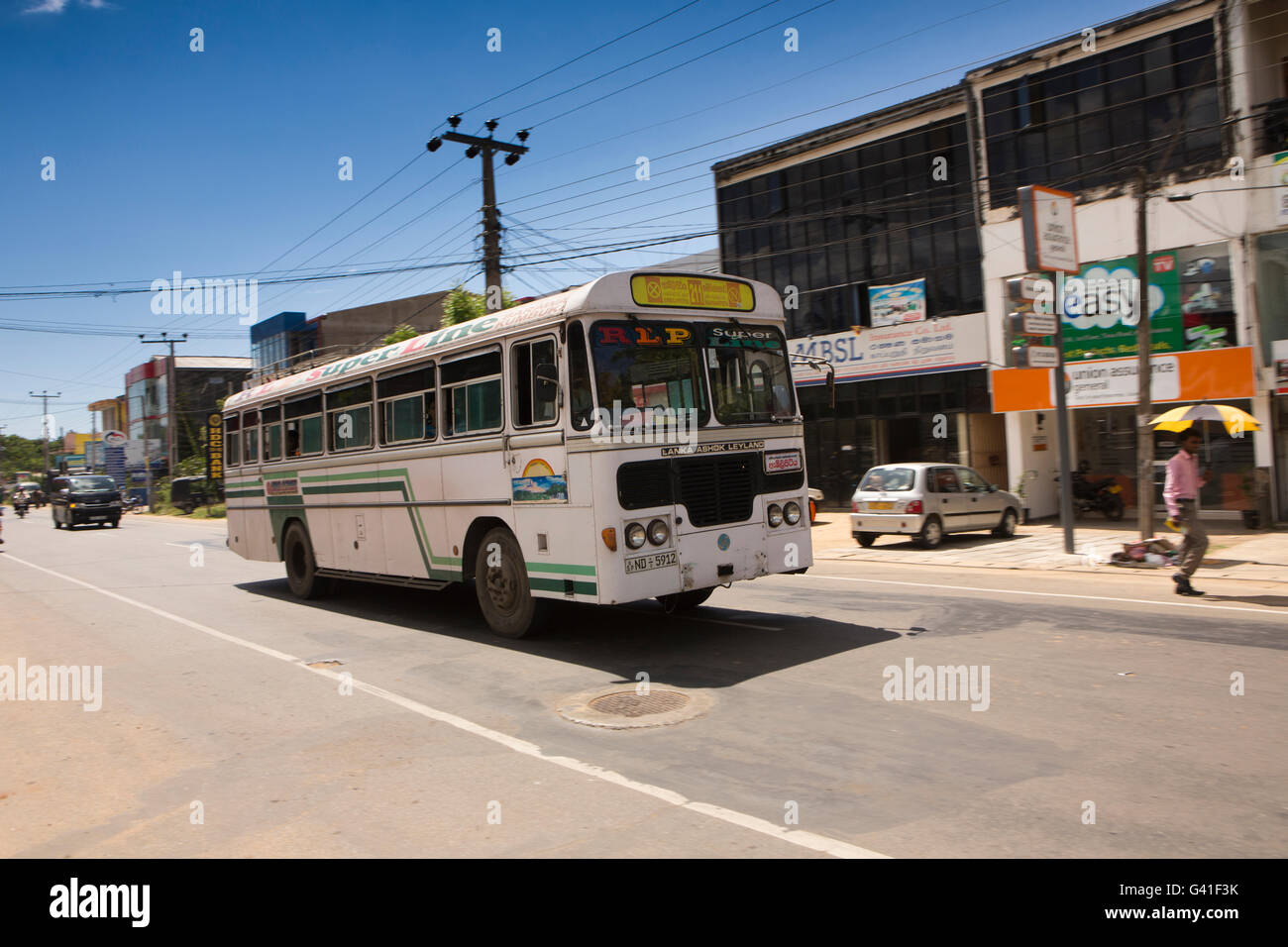 Sri Lanka, Hambantota, bus privato accelerando lungo la strada principale Foto Stock