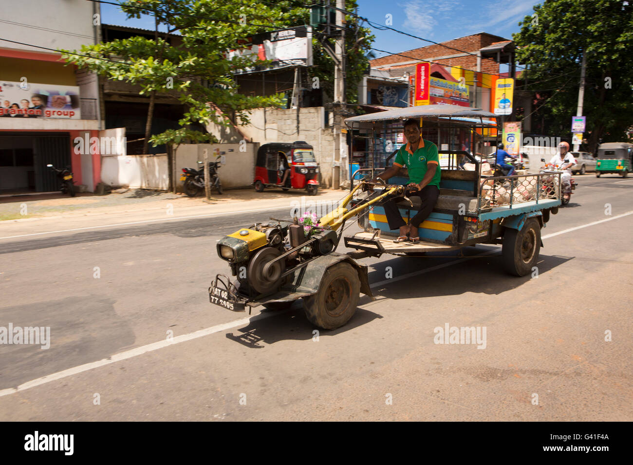 Sri Lanka, Weligatta, strada principale, piccolo 2 ruote trattore agricolo puling trailoer Foto Stock