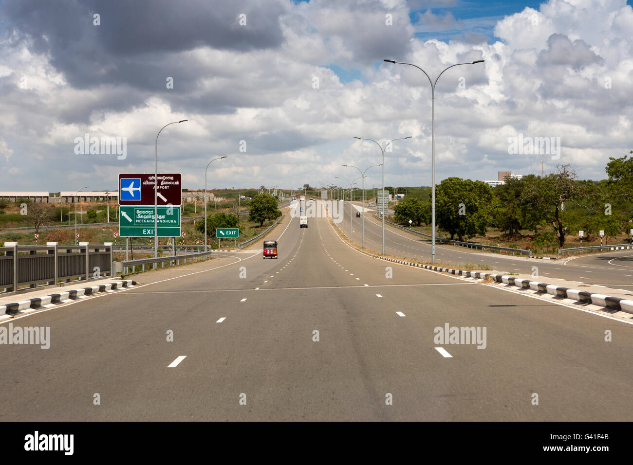 Sri Lanka, Hambantota, A2 3 corsia autostrada allo svincolo di nuovo Mattala Rajapaksa International Airport Foto Stock