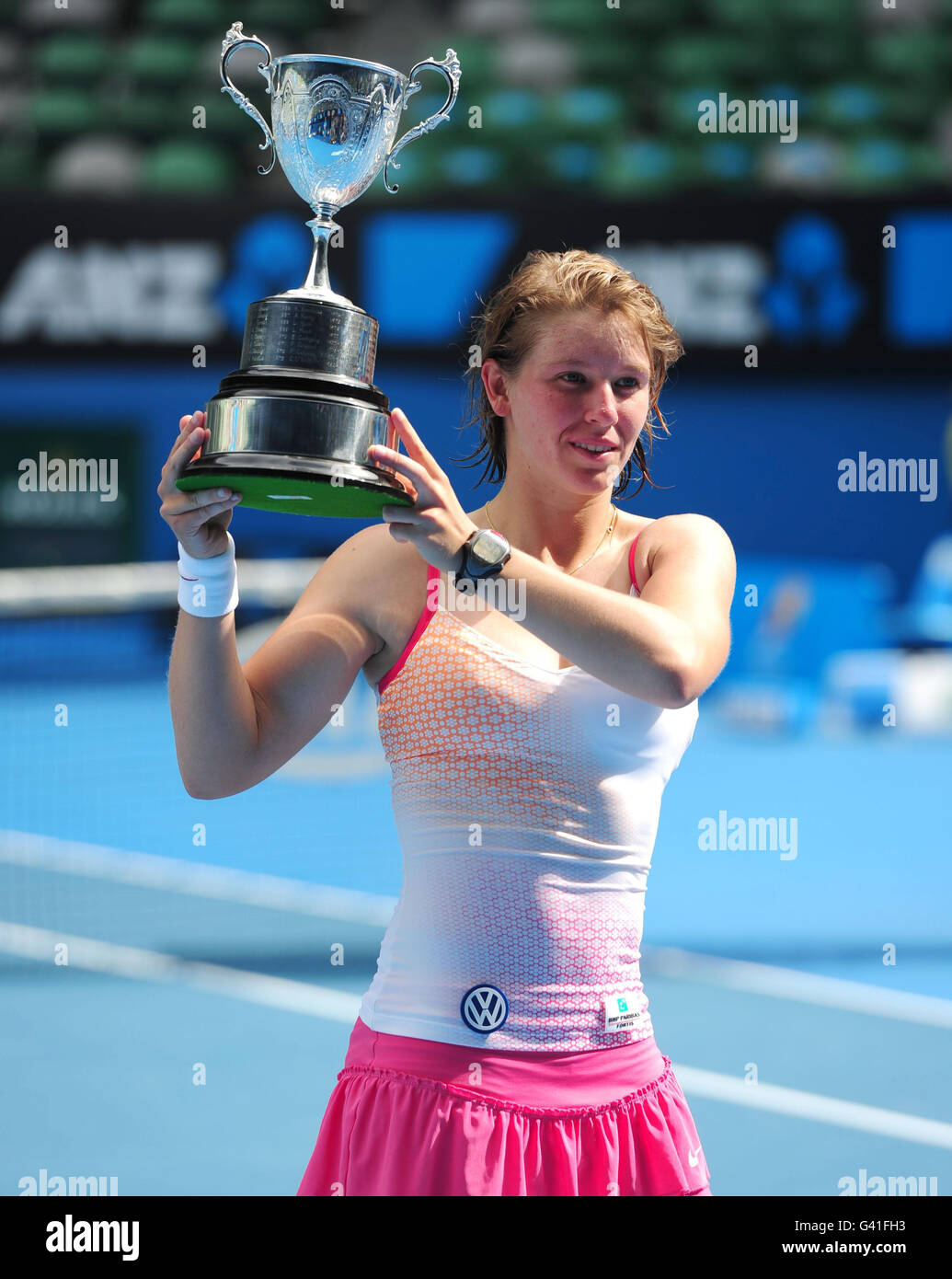 An-Sophie Mestach in Belgio con il trofeo per i Singles della ragazza durante il tredici° giorno dell'Australian Open 2011 al Melbourne Park di Melbourne, Australia. Foto Stock