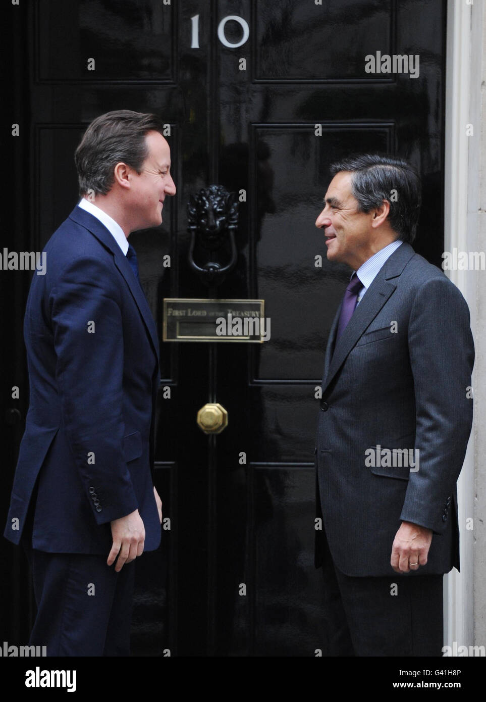 Il primo ministro David Cameron dà il benvenuto al suo omologo francese Francois Fillon a Downing Street a Londra. Foto Stock