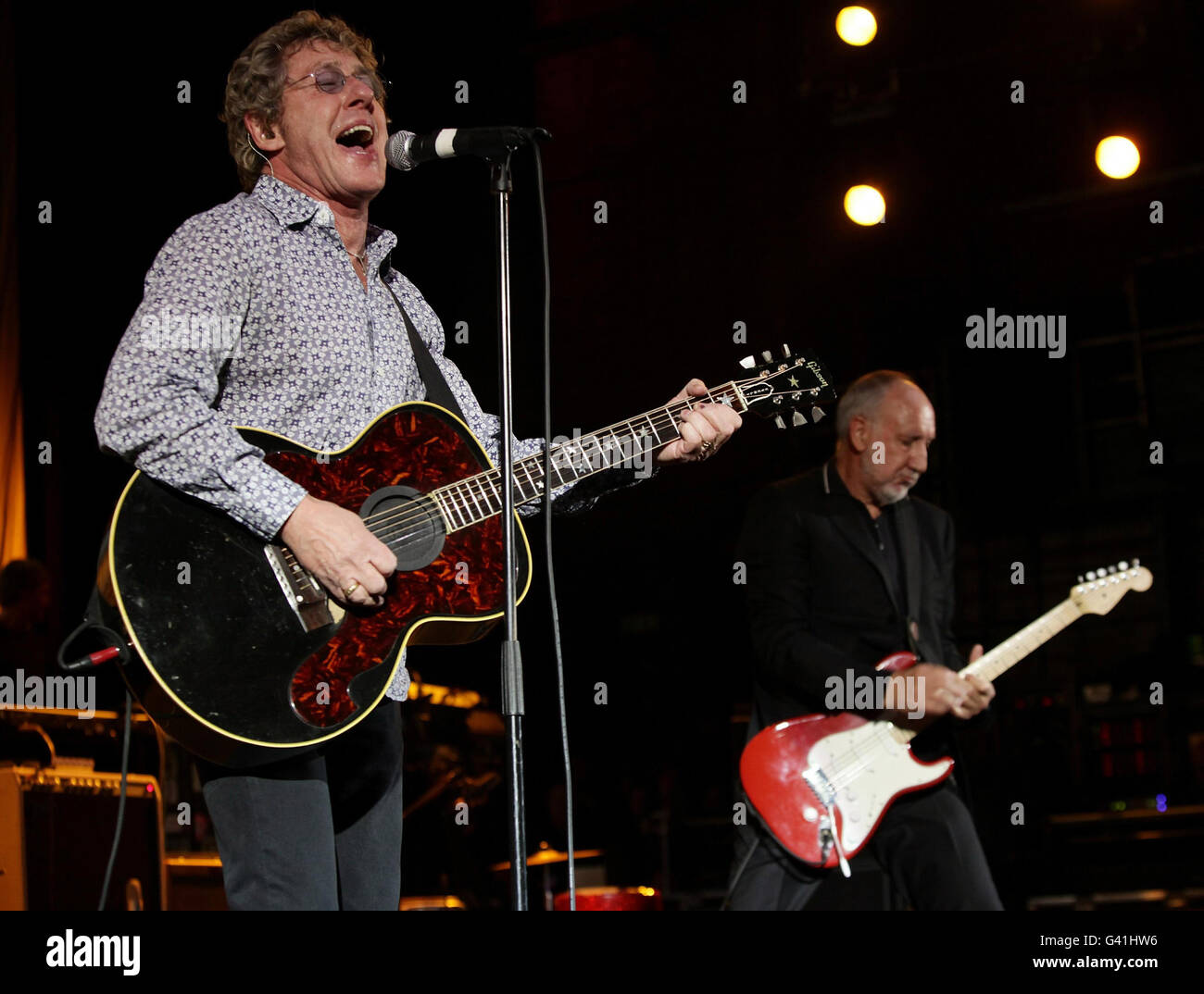 Roger Daltrey (a sinistra) e Pete Townsend dell'OMS si esibiscono durante UN Concerto per l'uccisione del cancro, all'HMV Hammersmith Apollo, a ovest di Londra. Foto Stock