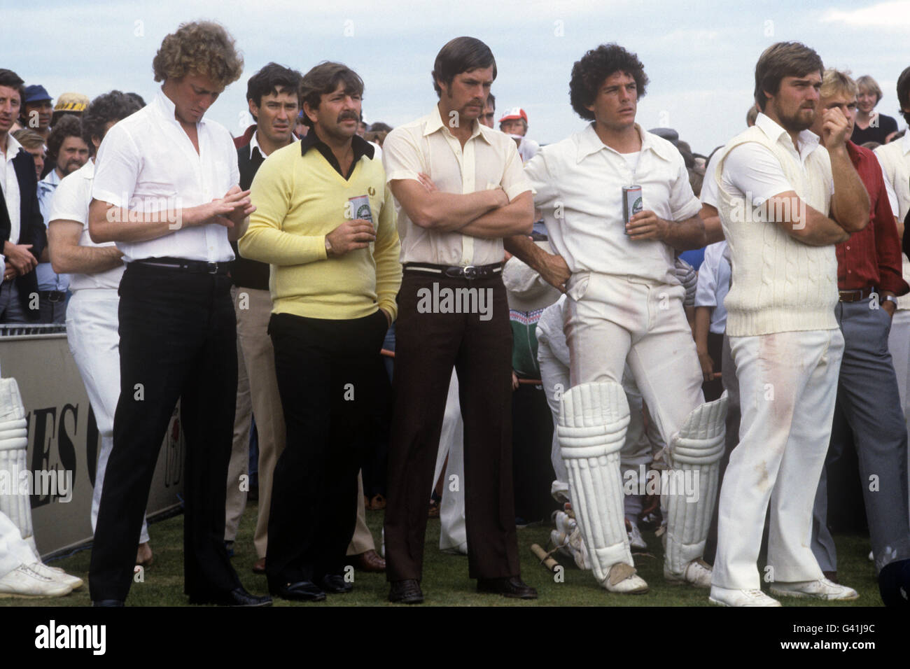 I giocatori si mescolano tra loro e gustano un drink dopo che il test finale è stato vinto dall'Inghilterra. (l-r) inclusi Kim Hughes, Rodney Marsh, ?, Mike Whitney (tutti australiani) e Mike Gatting dell'Inghilterra. Foto Stock