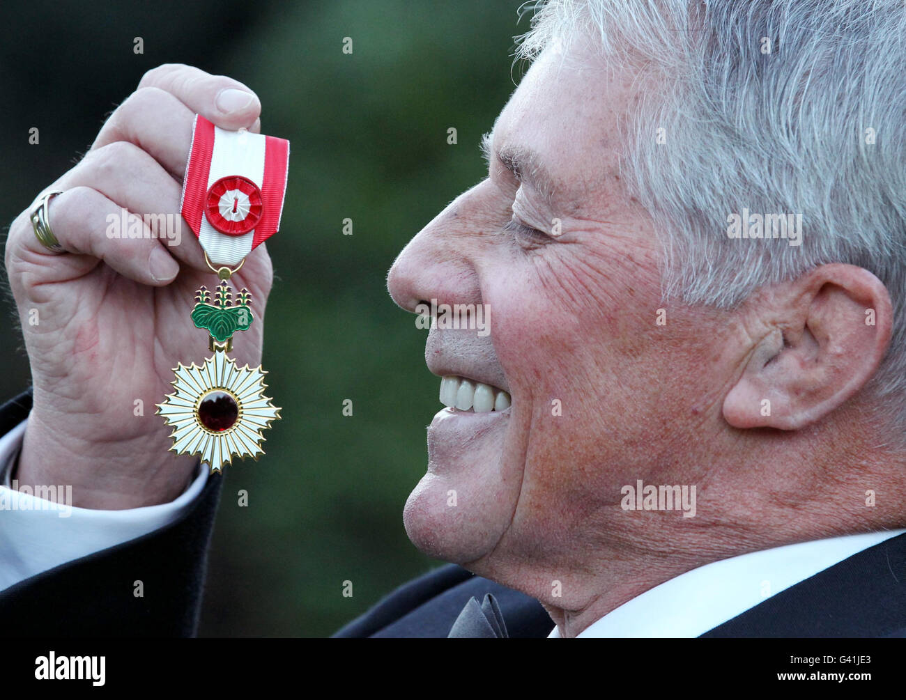 George Kerr con l'Ordine del Sol Levante, uno dei più alti onori del Giappone che gli è stato assegnato durante una cerimonia nella residenza ufficiale del Console Generale di Edimburgo. Foto Stock