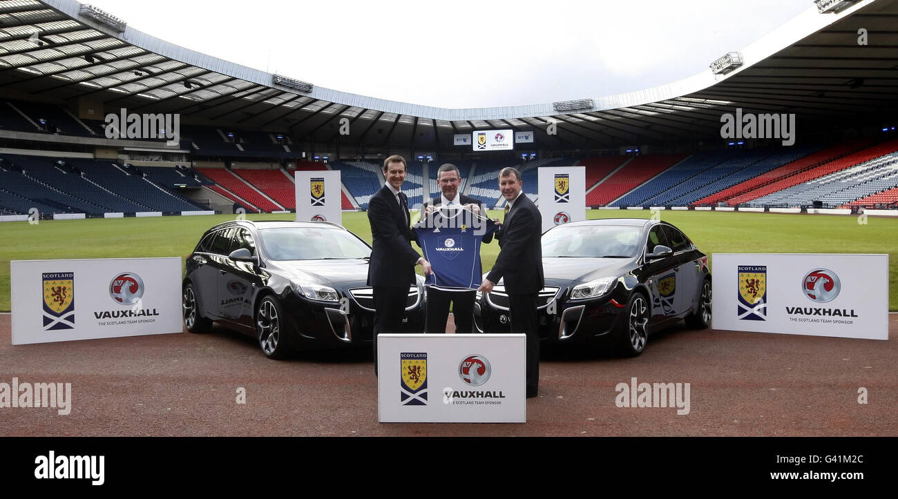 Scotland, il coach del team nazionale Craig Levein (centro) con Stewart Regan (a destra) e l'amministratore delegato di Vauxhall, Duncan Aldred (a sinistra), durante una fotocellula, annuncerà Vauxhall Motors come nuovo sponsor del team nazionale presso Hampden Park, Glasgow Foto Stock