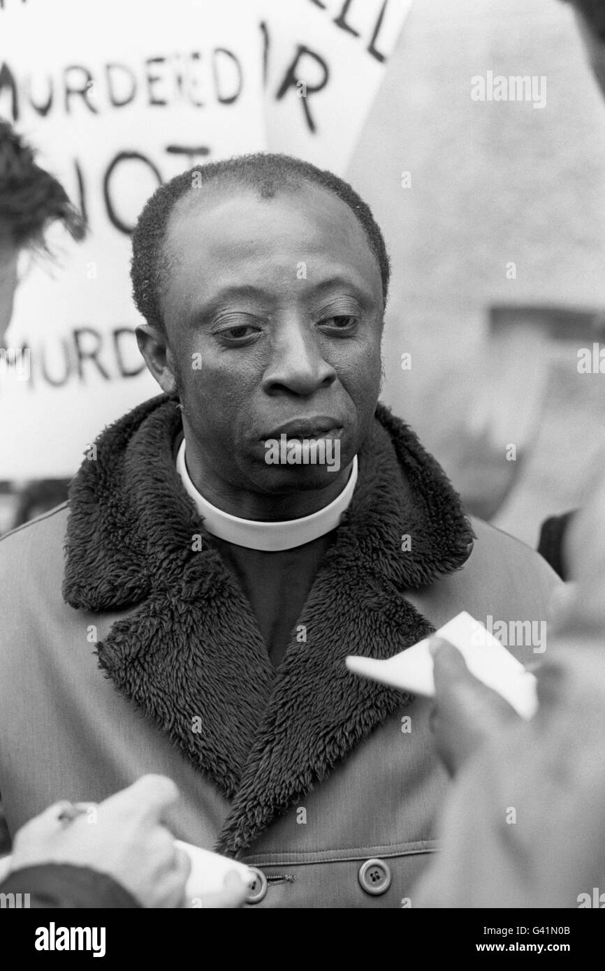 Canon Wilfred Wood, una Giustizia della Pace dell'India occidentale, fuori da County Hall, Londra, dove doveva iniziare un'inchiesta sulla morte di tredici giovani in un incendio di New Cross House. Foto Stock