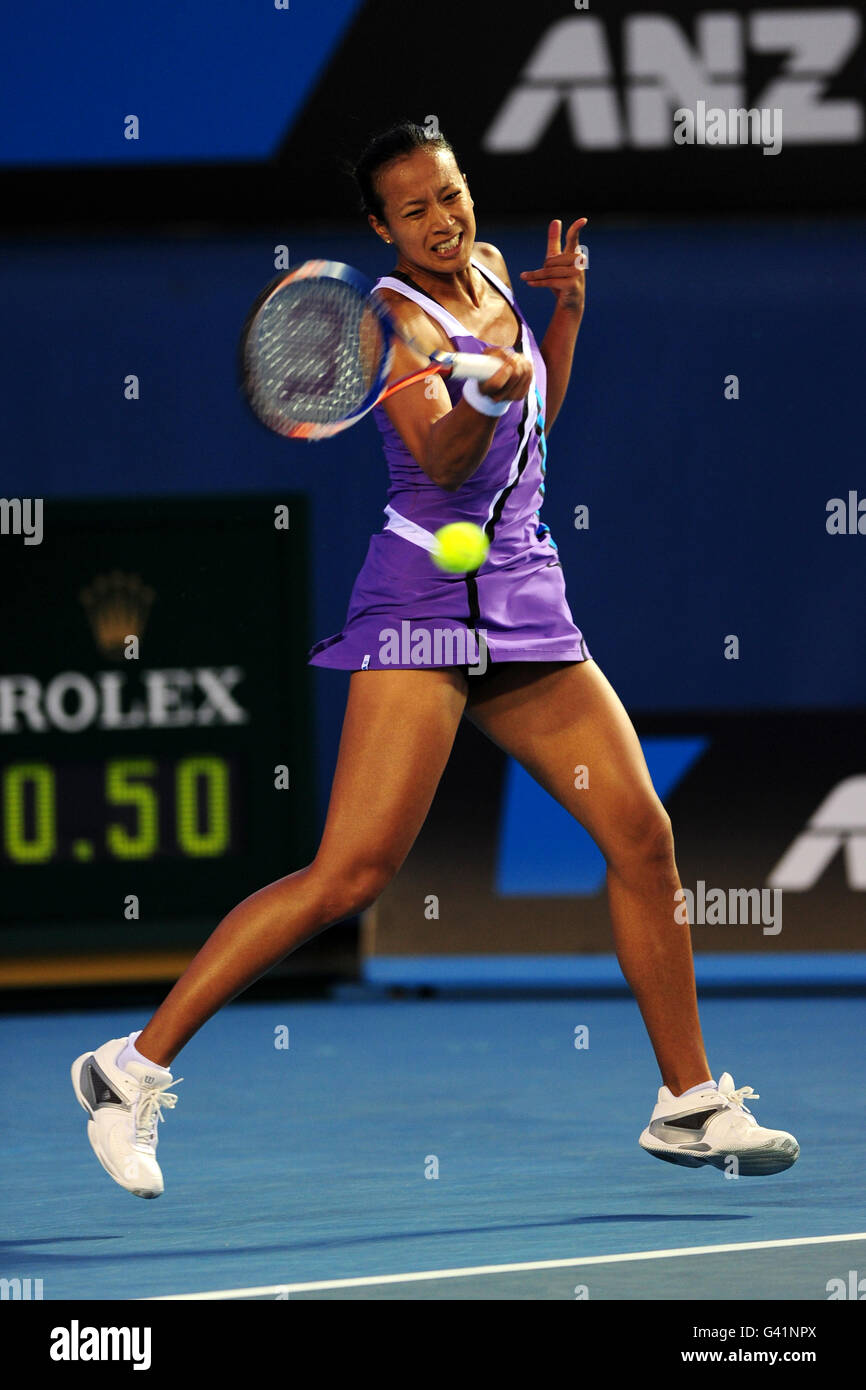 Tennis - 2011 Australian Open - 3° giorno - Melbourne Park. Anne Keothavong della Gran Bretagna durante la sua partita contro Andrea Petkovic della Germania Foto Stock