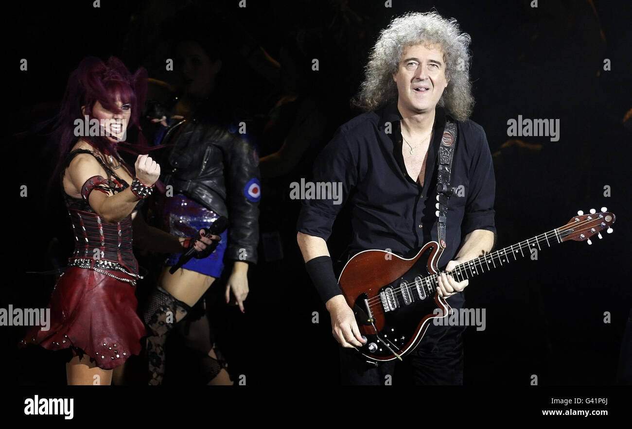 Ti scuseremo. Brian May si esibisce durante una produzione del musical We Will Rock You al Kings Theatre di Glasgow. Foto Stock