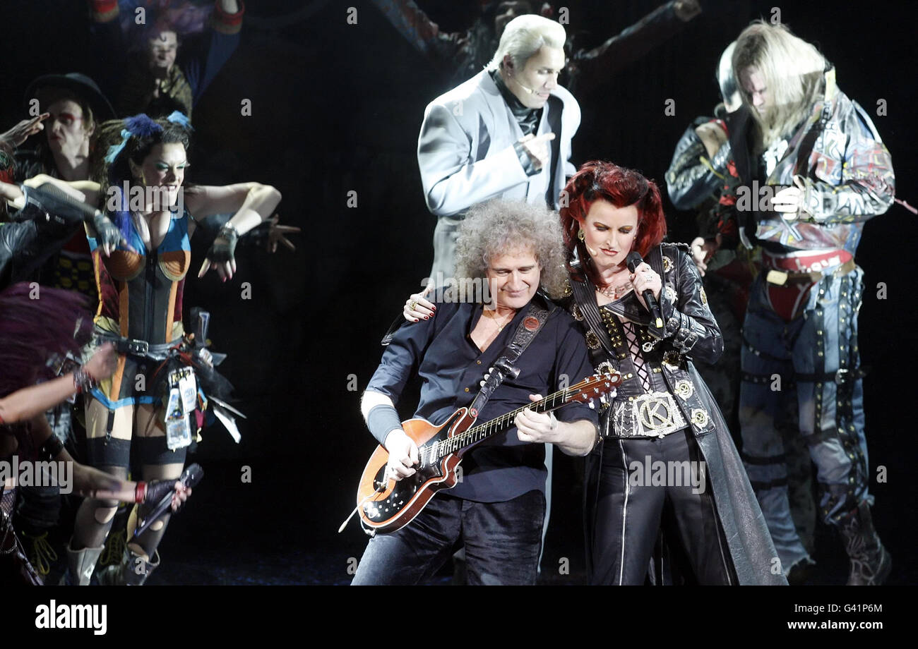 Brian May si esibisce durante una produzione del musical We Will Rock You al Kings Theatre di Glasgow. Foto Stock