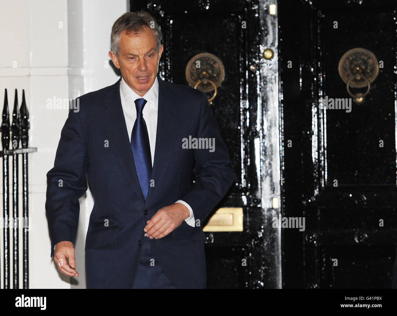 L'ex primo ministro Tony Blair lascia la sua casa a Londra per fare la sua seconda apparizione prima dell'inchiesta Chilcot oggi. Foto Stock