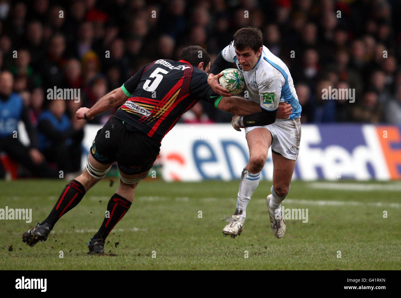 Rugby Union - Heineken Cup - Pool 6 - Round Six - Newport-Gwent Dragons / Glasgow - Rodney Parade. Peter Murchie di Glasgow si sidefts Newport Gwent Robert Sidoli dei draghi durante la partita della Heineken Cup alla Rodney Parade di Newport. Foto Stock