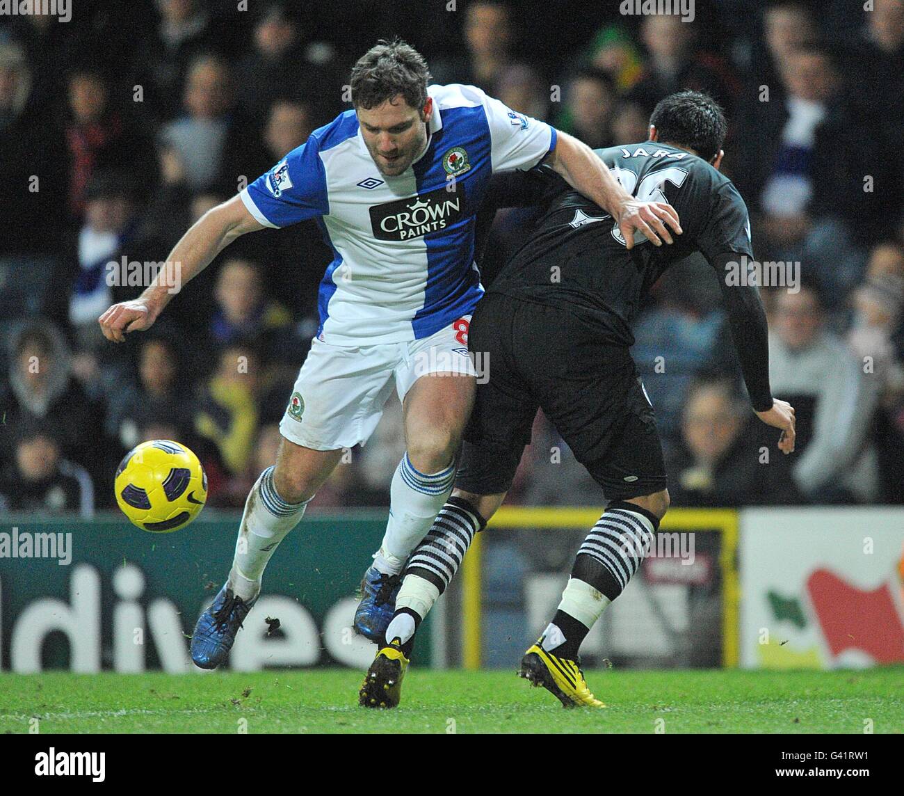 David Dunn di Blackburn Rovers (a sinistra) ottiene il meglio dell'ovest Gonzalo Jara di Bromwich Albion Foto Stock