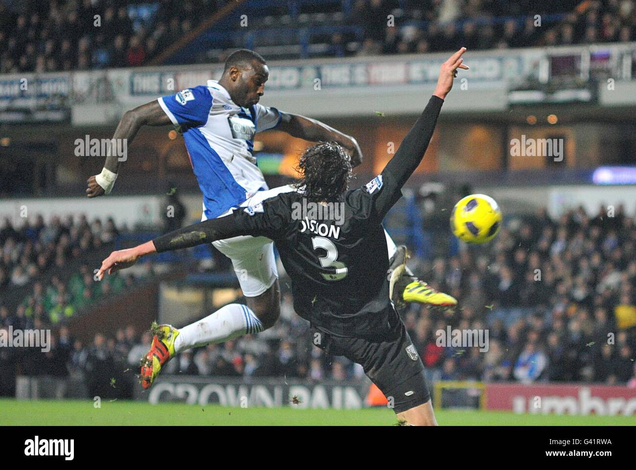 Calcio - Barclays Premier League - Blackburn Rovers / West Bromwich Albion - Ewood Park. Jason Roberts di Blackburn Rovers (a sinistra) ha un colpo bloccato da Jonas Olsson di West Bromwich Albion Foto Stock