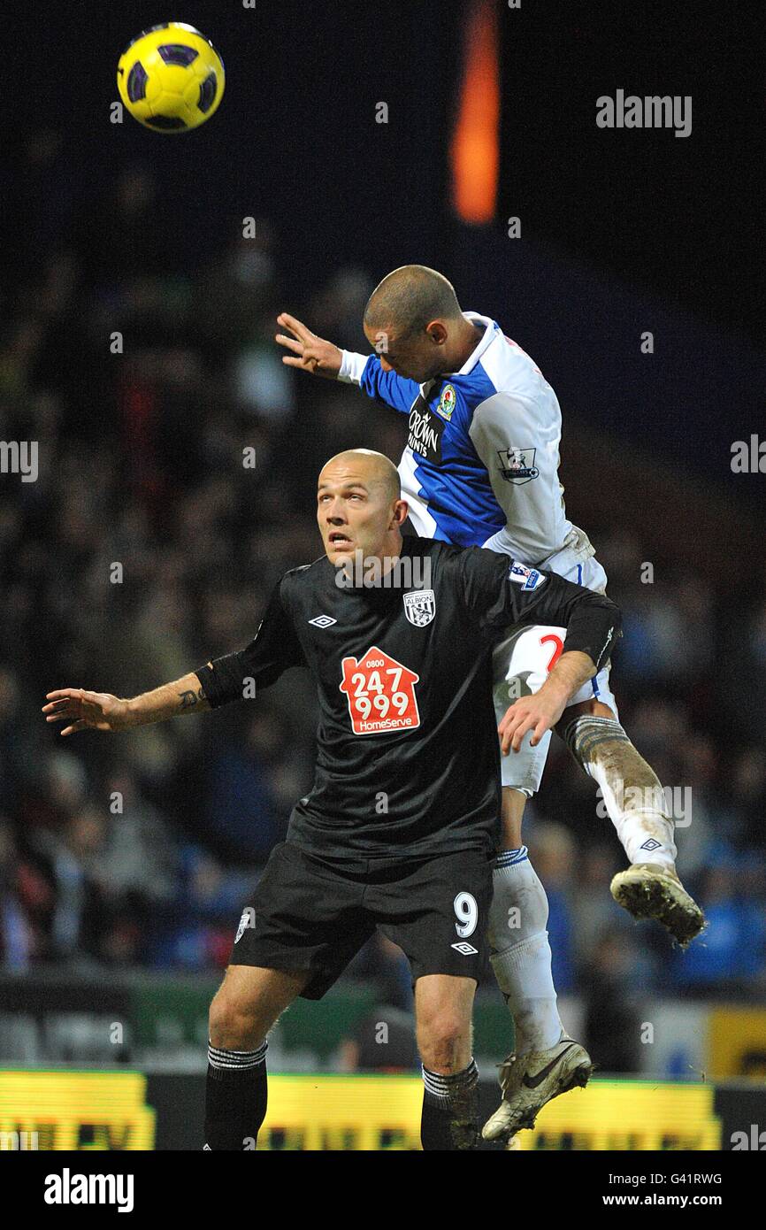 Calcio - Barclays Premier League - Blackburn Rovers / West Bromwich Albion - Ewood Park. Jermaine Jones di Blackburn Rovers e il Roman Bednar di West Bromwich Albion (a sinistra) combattono per la palla in aria Foto Stock