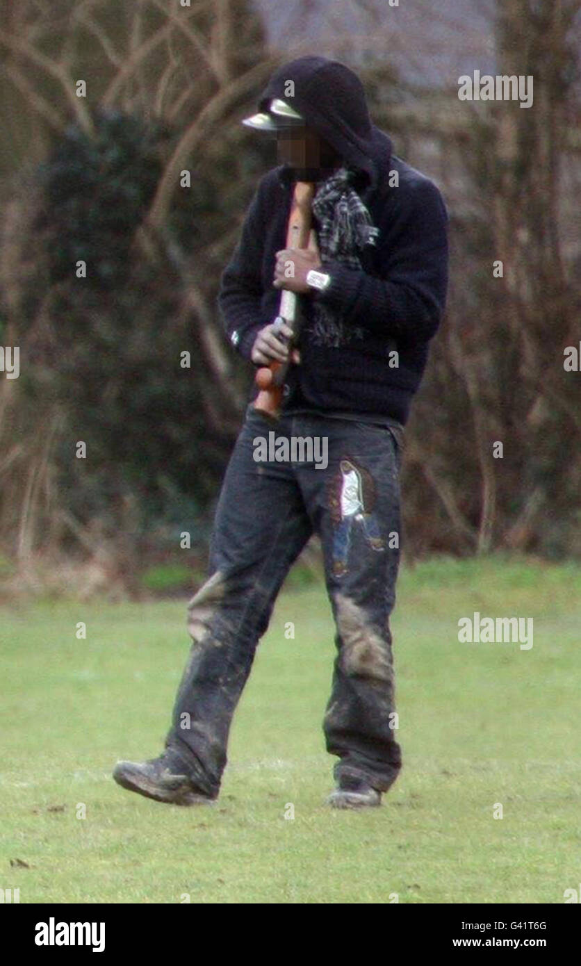 ALTERNATE CROP EDITOR SI PREGA DI NOTARE CHE IL VOLTO DELL'UOMO È STATO PIXILATED DAL PA PICTURE DESK. Un uomo tiene una pistola alla testa durante una sosta con la polizia armata nel Leagrave Park nel centro di Luton, nel Bedfordshire. Foto Stock
