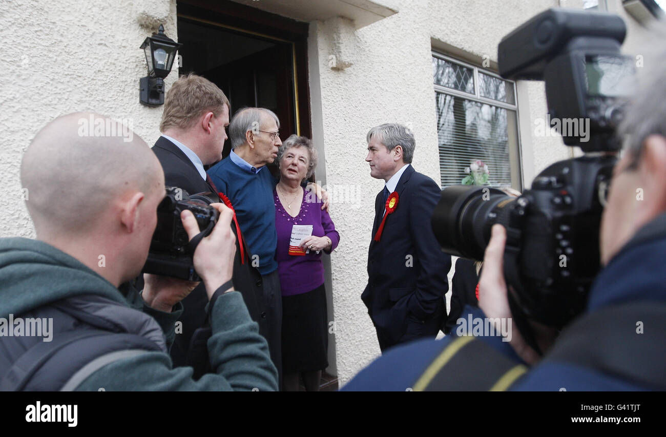 Il leader laburista scozzese Iain Grey (a destra) e il candidato Matt McLaughlin (a sinistra) incontrano Eddie Flynn e sua moglie Moira Flynn, mentre si trova sulla pista della campagna su Wilson Avenue a Kilmarnock, Scozia. Foto Stock