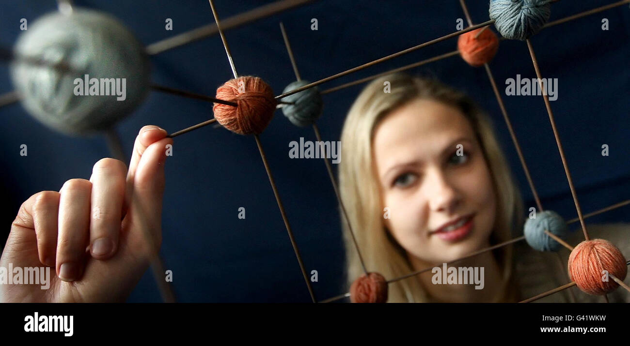 PHOTO Student Isobel Marr, 23, con un modello molecolare di sale comune, fatto da palle di lana e aghi da maglieria. Attualmente in mostra presso gli edifici del Re dell'Università di Edimburgo per celebrare il lancio dell'anno Internazionale della chimica dell'UNESCO, 2011. Foto Stock