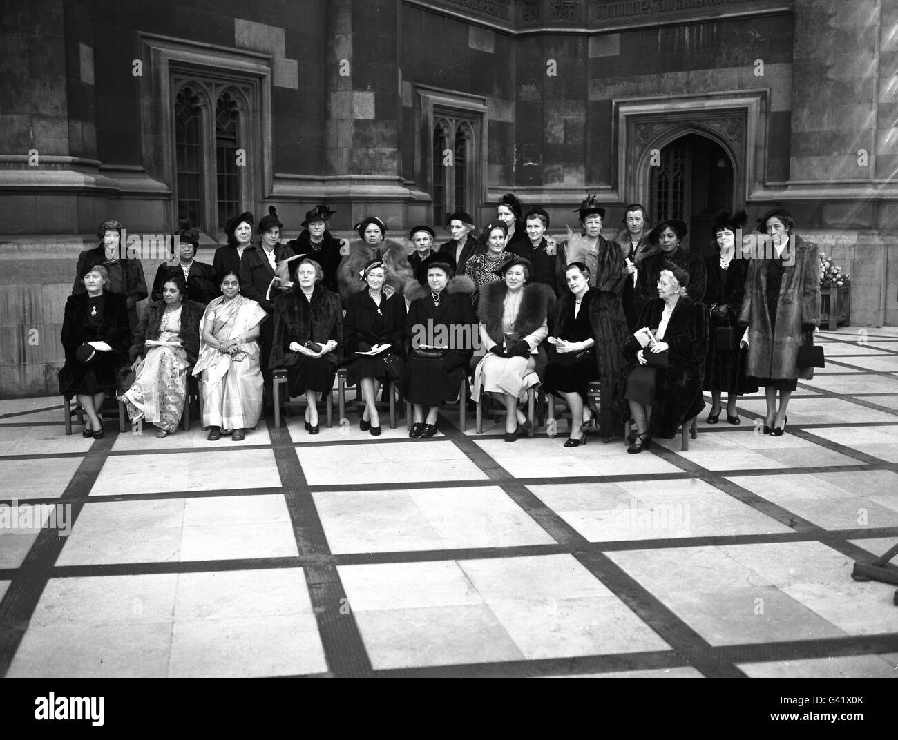 Le mogli dei relatori del Commonwealth, presiedere ufficiali e membri delle legislature d'oltremare sulla Terrazza delle Camere del Parlamento, Londra. Foto Stock