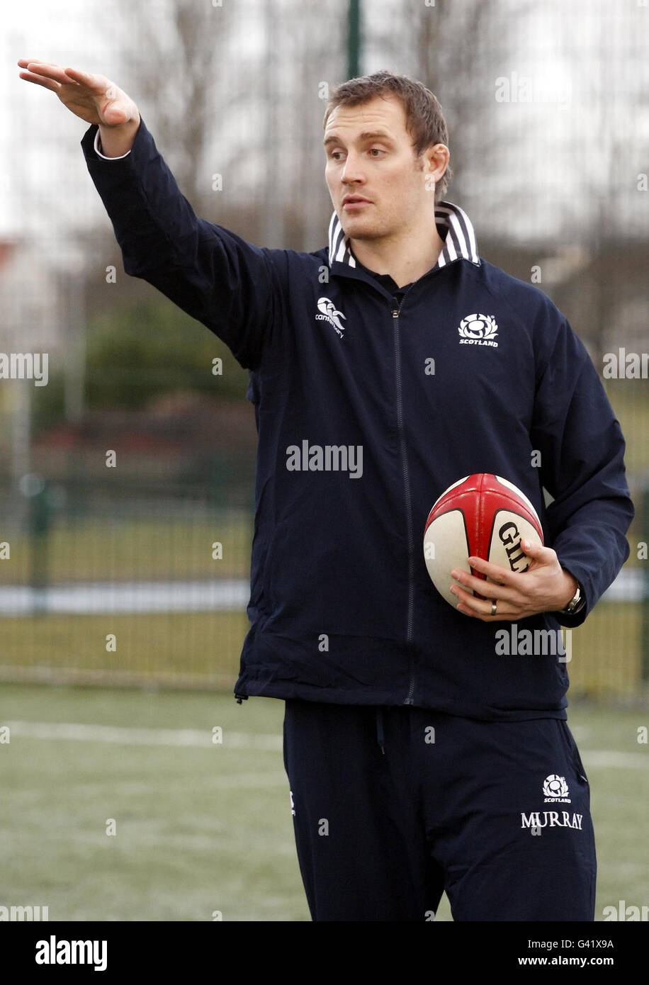 Il capitano di rugby della Scozia, Alastair Kellock, durante la visita alla Bishopbriggs Academy, Bishopbriggs. Foto Stock