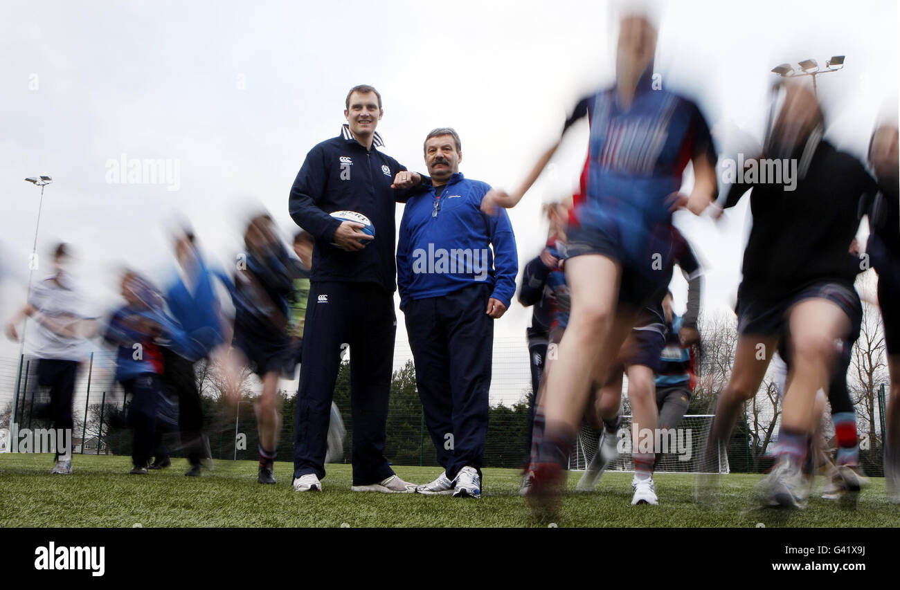 Il capitano di rugby della Scozia, Alastair Kellock, durante la visita alla Bishopbriggs Academy, Bishopbriggs. Foto Stock