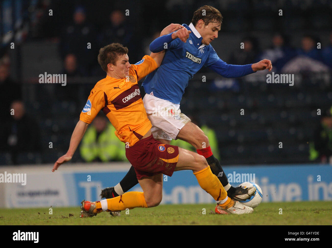 Rangers Nikica Jelavic e Steve Saunders di Motherwell durante la semi-finale della Co-operativa Insurance Cup presso Hampden Park, Glasgow. Foto Stock