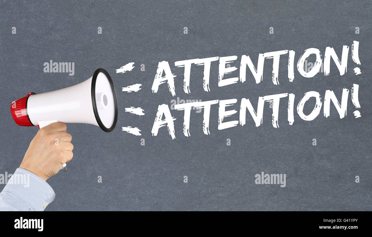 Attenzione annuncio annunciare le informazioni di avvertimento mano con megafono Foto Stock