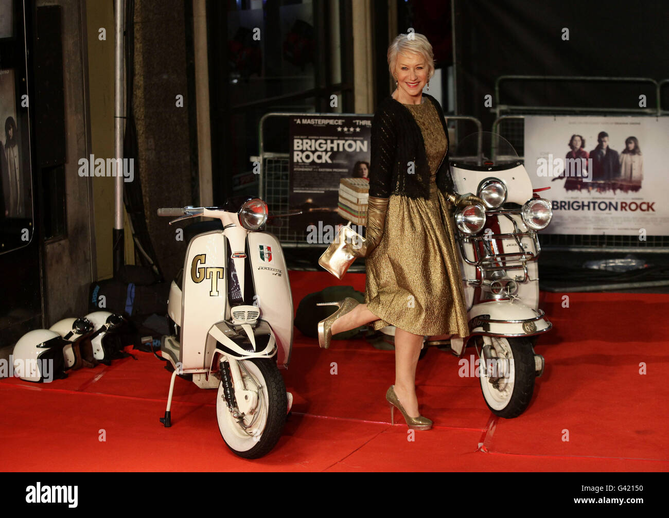 Helen Mirren arriva per la prima europea di Brighton Rock all'Odeon Leicester Square, Londra. Foto Stock