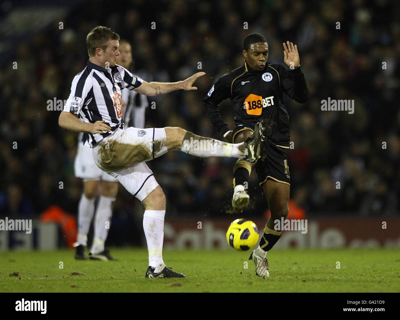 Calcio - Barclays Premier League - West Bromwich Albion / Wigan Athletic - The Hawthorns. Charles N'Zbbia di Wigan Athletic (a destra) e Chris brunt di West Bromwich Albion lottano per la palla Foto Stock