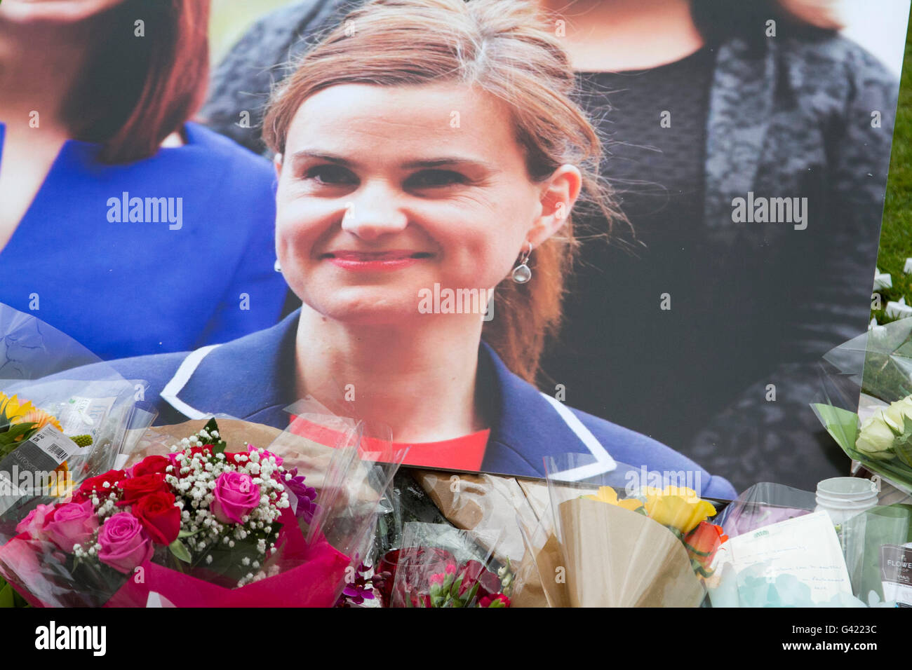 Londra, Regno Unito. 17 Giugno, 2016. La Folla di crescere a pagare rispetto al santuario di fortuna in piazza del Parlamento in onore di manodopera britannica MP Jo Cox che è stato assassinato in Birstall Yorkshire il 16 giugno Credito: amer ghazzal/Alamy Live News Foto Stock