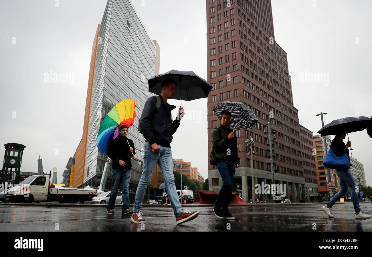 Berlino, Germania. 17 Giugno, 2016. La gente a piedi attraverso la Potsdamer Platz in pioggia a Berlino (Germania), 17 giugno 2016. Foto: Kay Nietfeld/dpa/Alamy Live News Foto Stock
