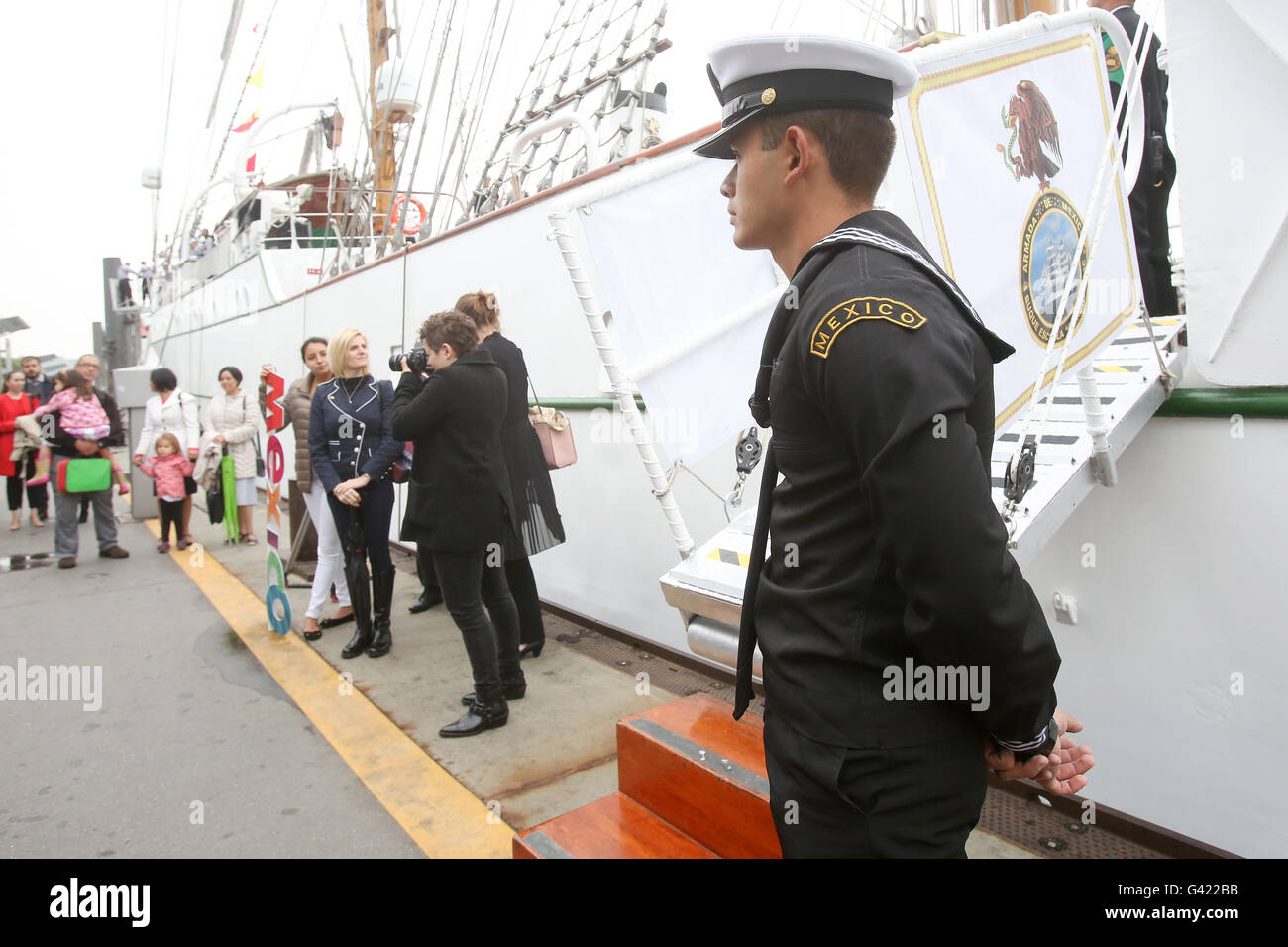 Amburgo, Germania. 17 Giugno, 2016. Il messicano scuola di vela della nave 'a Cuauhtémoc' preparare arriva al porto di Amburgo, Germania, 17 giugno 2016. La scuola di vela nave può essere visitato questo weekend e il prossimo martedì dalle 11.00 fino alle 18.00. Foto: Bodo segna/dpa/Alamy Live News Foto Stock