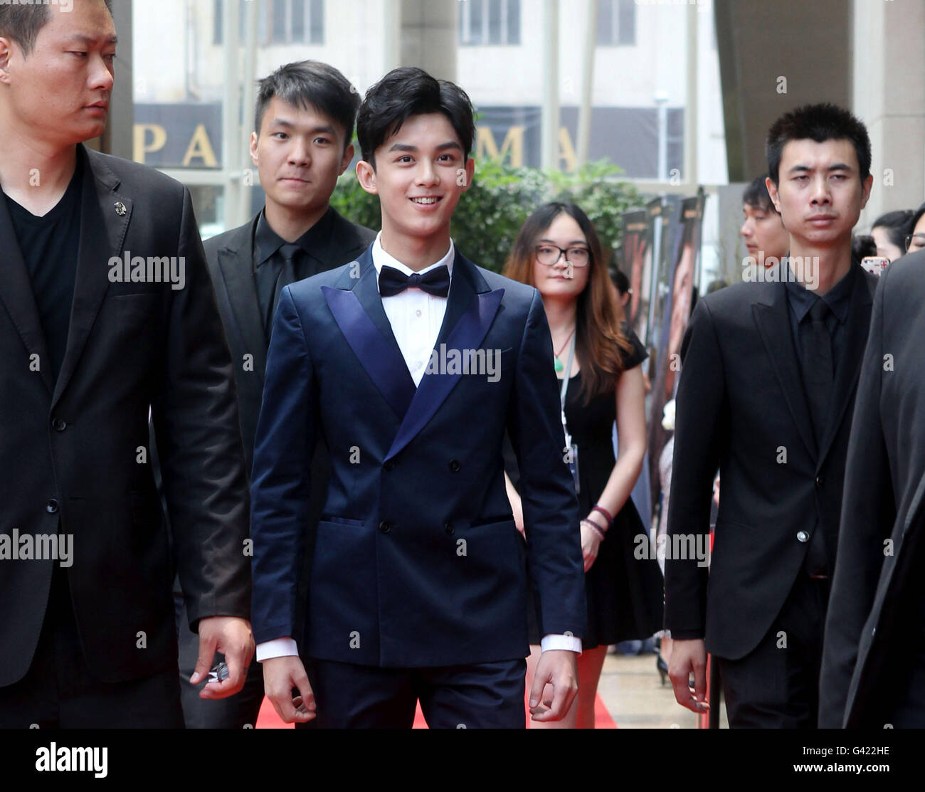 Shanghai, Cina. 17 Giugno, 2016. Attore cinese Wu Lei (3 L), che saranno co-star con l'attore britannico Orlando Bloom nel loro film di S.M.A.R.T Chase, partecipa a una conferenza stampa durante il XIX Shanghai International Film Festival di Shanghai, Cina orientale, Giugno 17, 2016. Orlando sarà co-star con diversi attori cinesi nel film che sarebbe stato girato completamente in Shanghai. Credito: Liu Ying/Xinhua/Alamy Live News Foto Stock