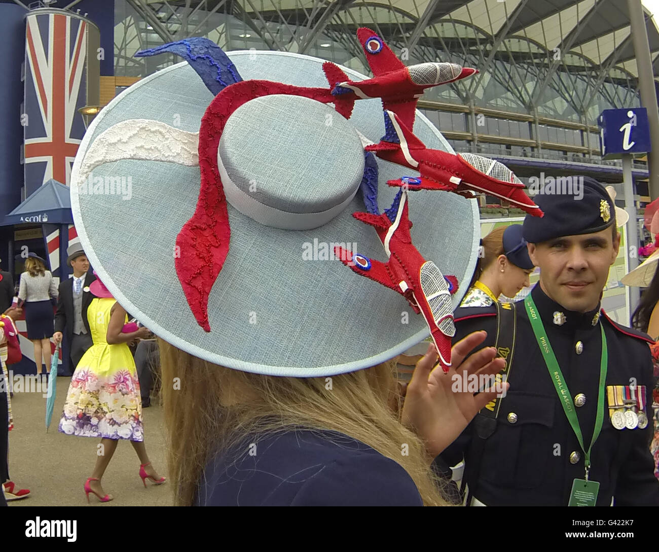 Ascot Berkshire, Regno Unito. 17 Giugno, 2016. Le frecce rosse decorate hat at Royal Ascot Venerdì 17 Giugno 2016. Credito: John Beasley/Alamy Live News Foto Stock