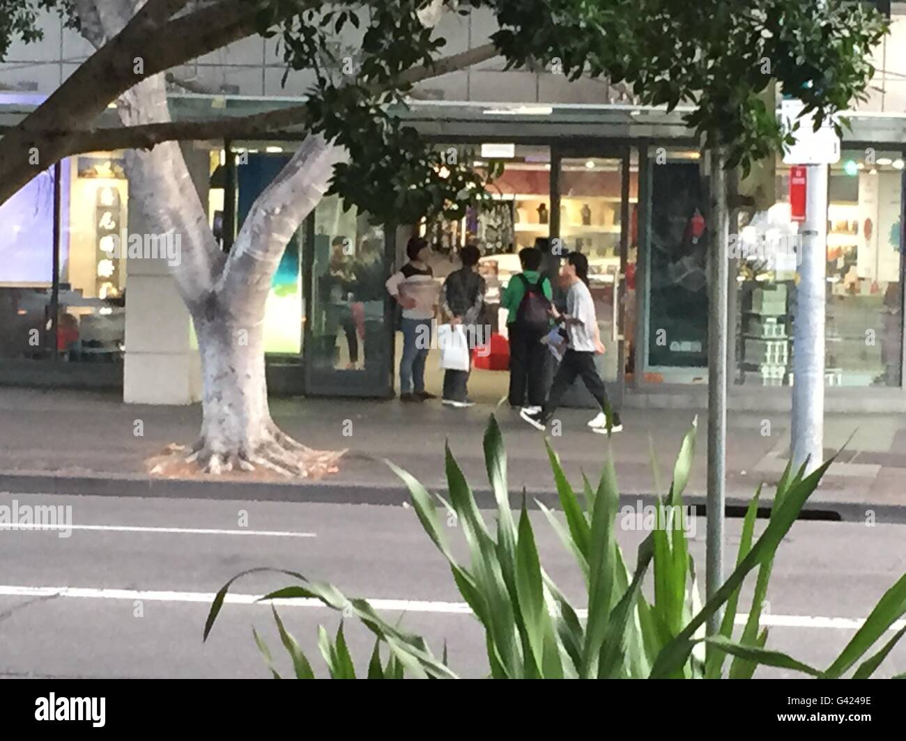 Sydney. 22 Maggio, 2016. Foto scattata il 22 maggio 2016 con un cellulare mostra i turisti cinesi di entrare in un Duty Free store a Sydney, in Australia. Tangenti al tour australiano guide sono ancora in corso nonostante una serie di misure da parte delle autorità locali per contrastare la pratica, facendo in modo che i turisti cinesi a pagare fino a tre volte in più rispetto alla media del costo di alcuni beni. © Zhang Bo/Xinhua/Alamy Live News Foto Stock