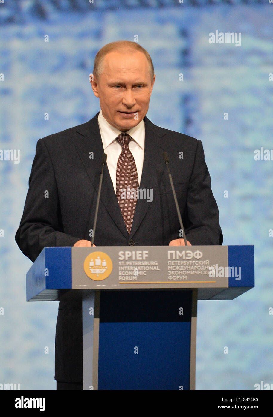 San Pietroburgo, Russia. 17 Giugno, 2016. Il presidente russo Vladimir Putin parla durante il ventesimo San Pietroburgo International Economic Forum a San Pietroburgo, Russia, il 17 giugno 2016. Credito: Sputnik/Xinhua/Alamy Live News Foto Stock