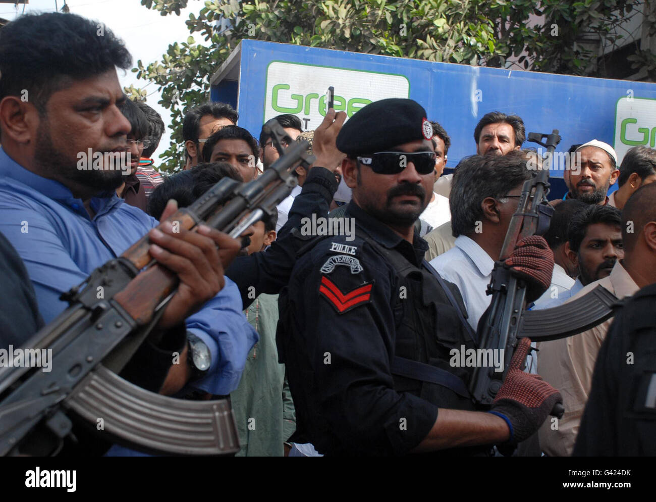 Ulteriore traffico di scavo, Tahir Noorani conduce un'operazione contro i veicoli parcheggiati in nessuna zona di parcheggio e causato per grandi linee griglia inceppata in corrispondenza di Abdullah Haroon Road a Karachi il Venerdì, 17 giugno 2016. Foto Stock