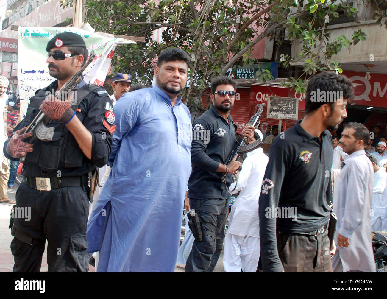 Ulteriore traffico di scavo, Tahir Noorani conduce un'operazione contro i veicoli parcheggiati in nessuna zona di parcheggio e causato per grandi linee griglia inceppata in corrispondenza di Abdullah Haroon Road a Karachi il Venerdì, 17 giugno 2016. Foto Stock