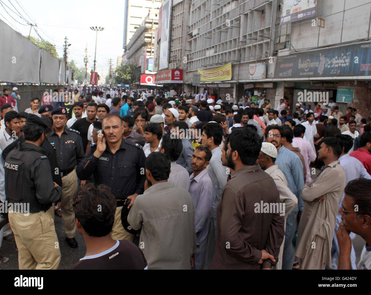 Raduno di persone per protestare contro la ulteriore traffico di scavo, Tahir Noorani come egli è stato protagonista di un'operazione contro i veicoli parcheggiati in nessuna zona di parcheggio e causato per grandi linee griglia inceppata in corrispondenza di Abdullah Haroon Road a Karachi il Venerdì, 17 giugno 2016. Foto Stock