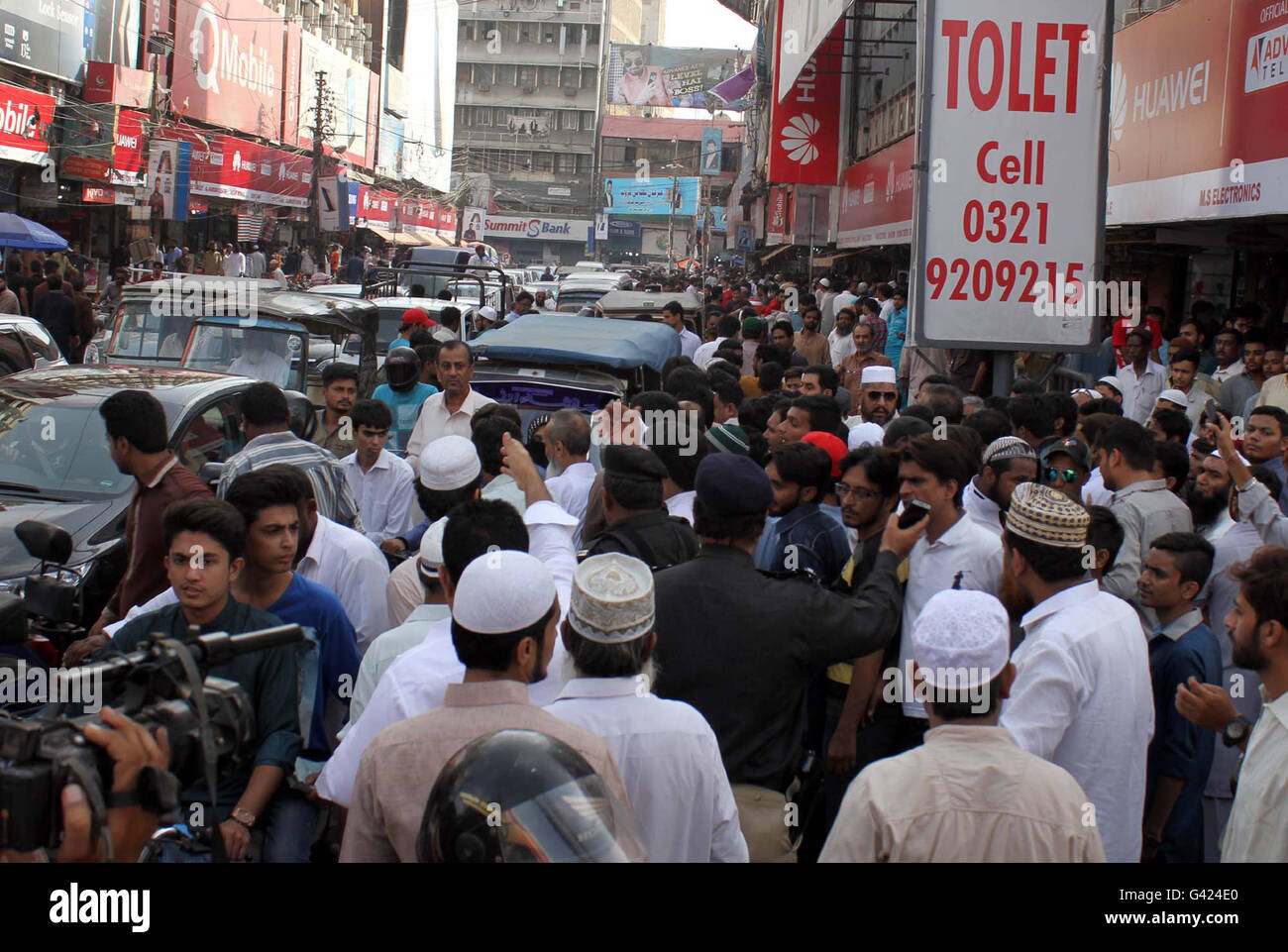 Raduno di persone per protestare contro la ulteriore traffico di scavo, Tahir Noorani come egli è stato protagonista di un'operazione contro i veicoli parcheggiati in nessuna zona di parcheggio e causato per grandi linee griglia inceppata in corrispondenza di Abdullah Haroon Road a Karachi il Venerdì, 17 giugno 2016. Foto Stock