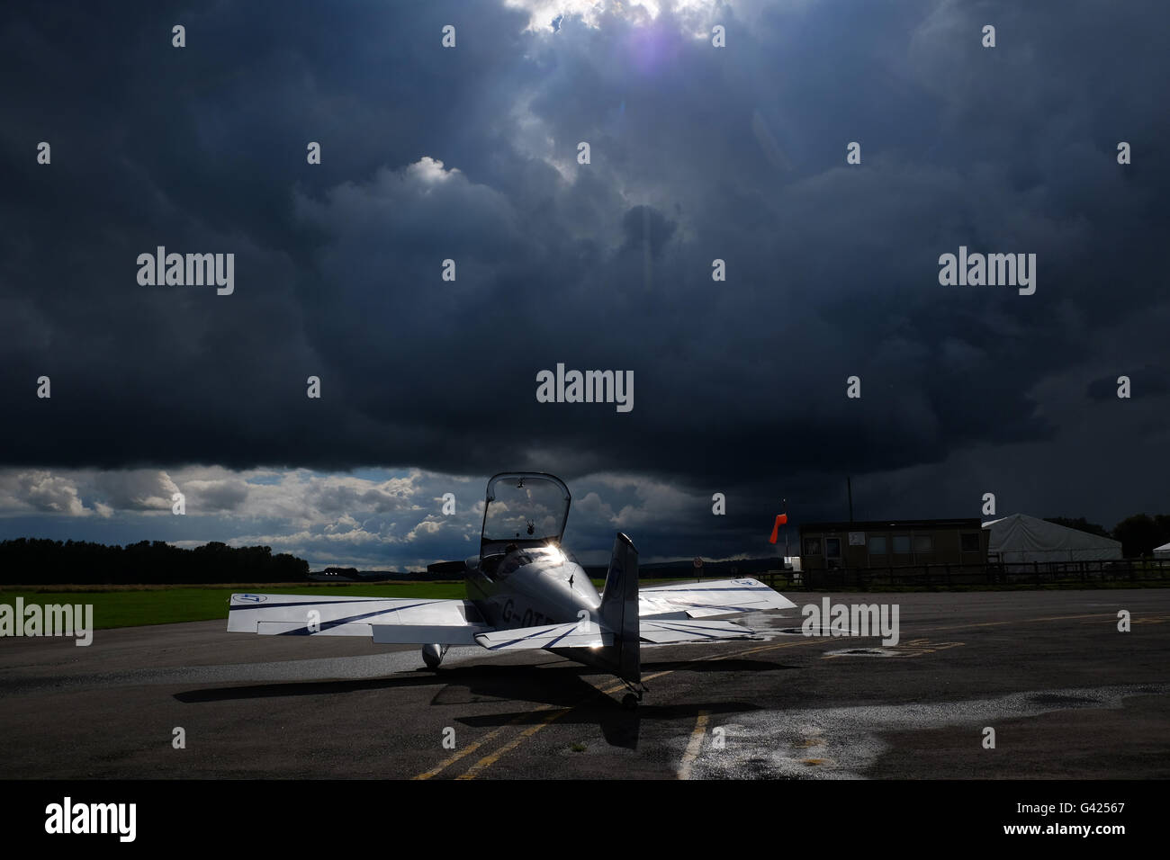 Shobdon, Herefordshire, UK. Il 17 giugno 2016. Meteo REGNO UNITO: massiccia estate nuvole temporalesche brewing over Shobdon airfield in rural Herefordshire a 5pm dopo una calda giornata calda localmente. Foto Stock