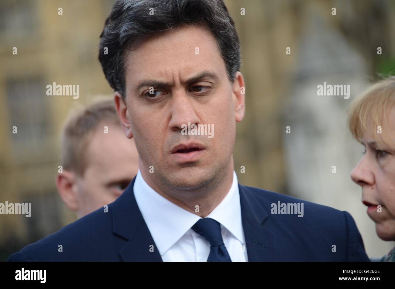 Londra, Inghilterra. Il 17 giugno 2016. Ex capo di lavoro Ed Miliband, arriva nella piazza del Parlamento di rendere omaggio a Jo Cox. Credito: Marc Ward/Alamy Live News Foto Stock