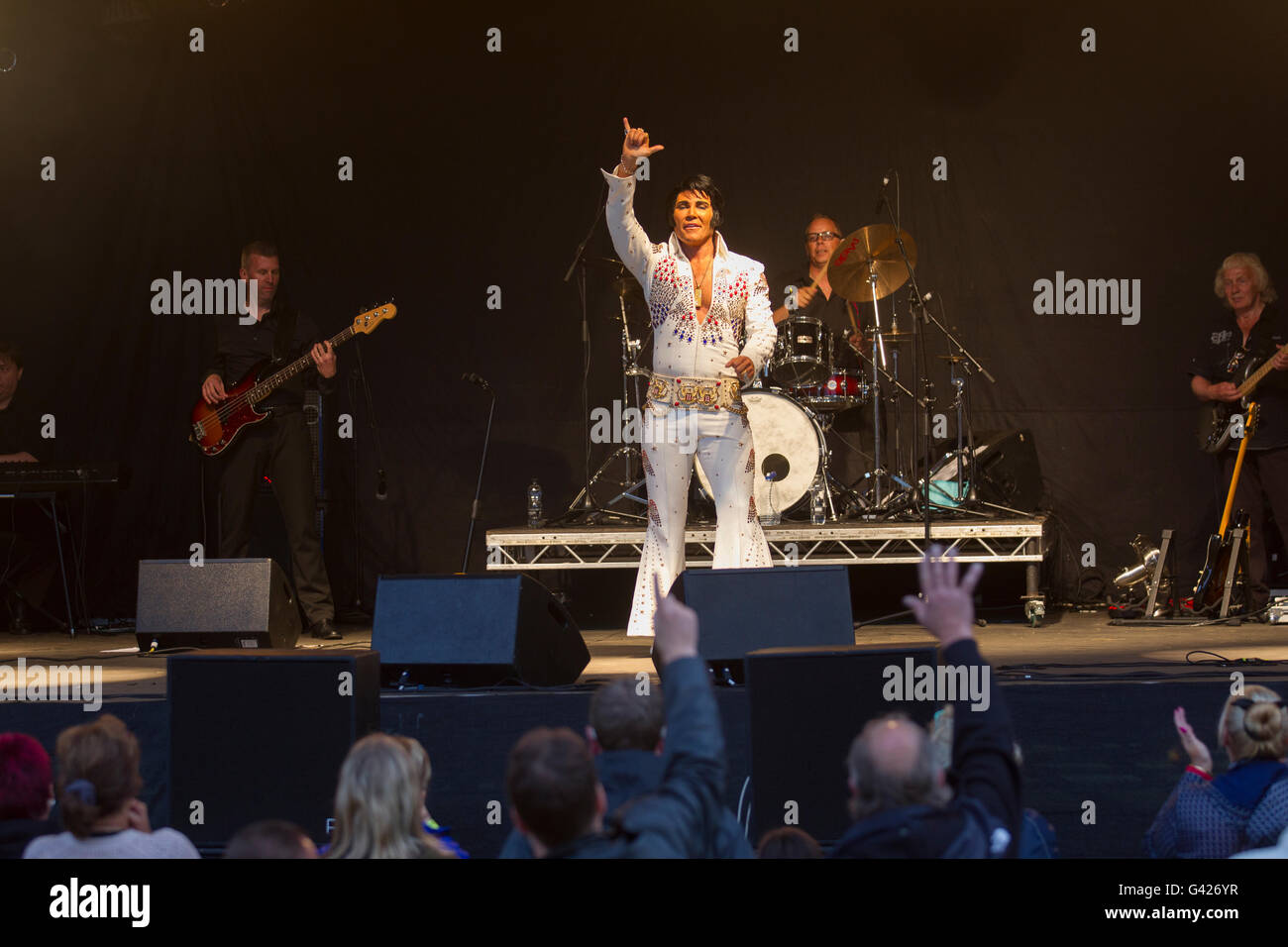 Windermere, Cumbria, Regno Unito. 17 Giugno, 2016. Ist notte del weekend "Rock on Windermere" con Gordon Hendricks (Elvis) Credito: Gordon Shoosmith/Alamy Live News Foto Stock