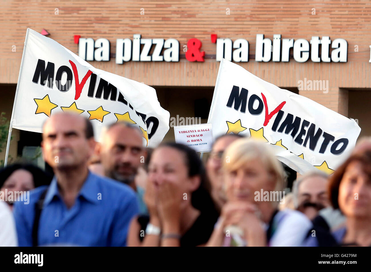 Roma, Itlay. 17 Giugno, 2016. Bandiere Roma 17 Giugno 2016. Chiusura della campagna elettorale del candidato Sindaco di Roma per il movimento a 5 stelle. Photo Samantha Zucchi Credito: Insidefoto/Alamy Live News Foto Stock