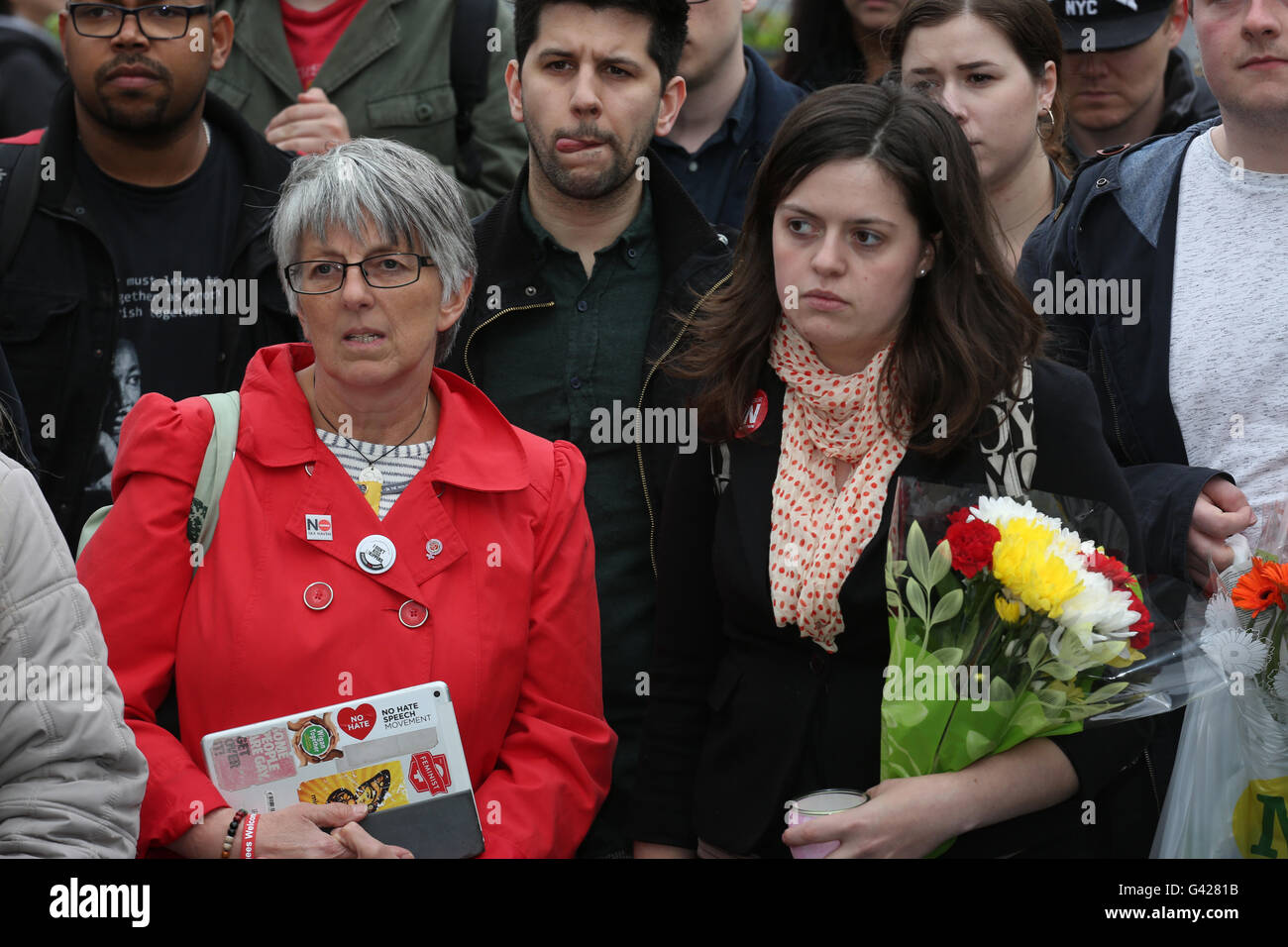 Manchester, Regno Unito. 17 Giugno, 2016. Julie Ward MP si unisce nella veglia a Piccadilly Gardens, Manchester, Regno Unito. 17 Giugno, 2016. Credito: Barbara Cook/Alamy Live News Foto Stock